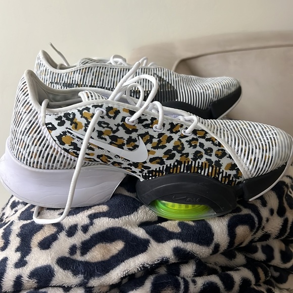 Selling because it’s small for me but it’s like a new used one time - Picture 2 of 8